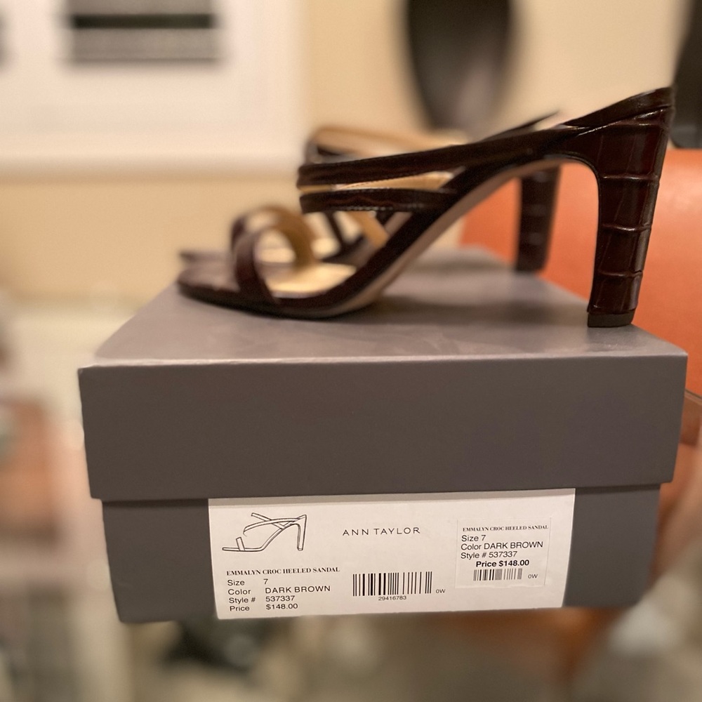 *last chance* NWT in box Ann Taylor dark brown size 7 heels